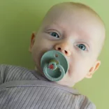 BIBS Studio Katica Colour Urban cumlík 0–6 mesiacov – šalvia (v balení)