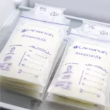 Prenosná odsávačka mlieka Lansinoh – 4-fázová, jednoduchá + DARČEK 25 ks vrecúšok na materské mlieko Lansinoh