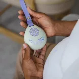 ClevaMama zariadenie na podporu spánku s reiki zvukmi a hviezdnym svetlom