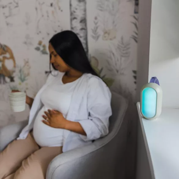 ClevaMama zariadenie na podporu spánku s reiki zvukmi, ružovým šumom a náladovým osvetlením