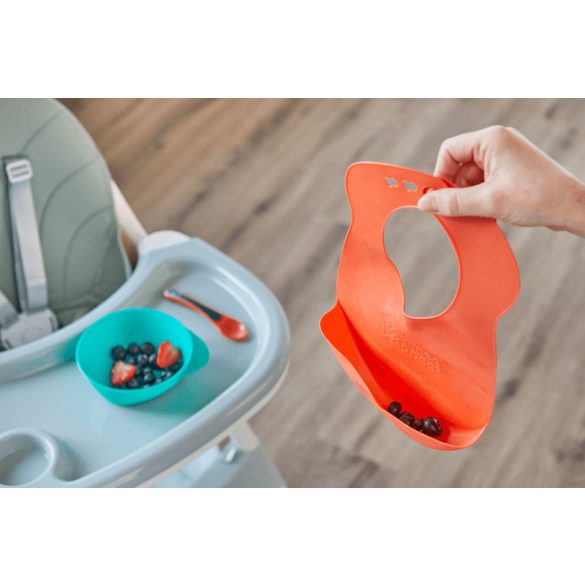 Tommee Tippee Explora roll'n'go plastový podbradník 7+