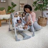 INGENUITY Premeniteľná cestovná hojdačka s melódiami Bella Teddy™ 0m+ do 9 kg