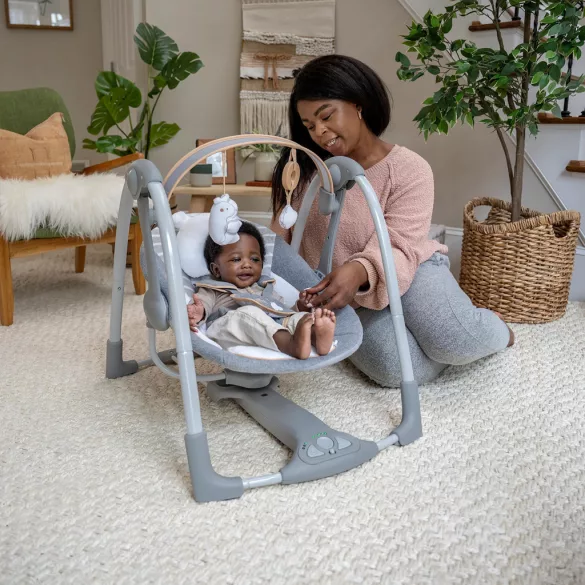 INGENUITY Premeniteľná cestovná hojdačka s melódiami Bella Teddy™ 0m+ do 9 kg
