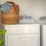 INGENUITY Premeniteľná cestovná hojdačka s melódiami Bella Teddy™ 0m+ do 9 kg