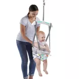 Bright Starts Skákacie centrum na upevnenie na dverový rám, Playful Parade, od 6 mesiacov, do 12 kg