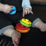 Baby Einstein hryzátko stavebnicové, 2v1 Stack & Teethe™, 0 mesiacov+
