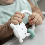 INGENUITY Silikónový hryzátko ovečka, Soothing Sheppy™, od 3 mesiacov
