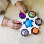 Baby Einstein Senzorická hračka, Curiosity Clutch™, od 3 mesiacov