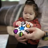 Baby Einstein Senzorická hračka, Curiosity Clutch™, od 3 mesiacov