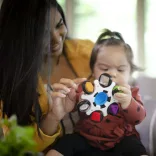 Baby Einstein Senzorická hračka, Curiosity Clutch™, od 3 mesiacov