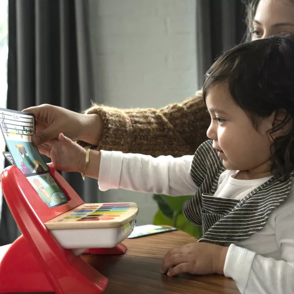 Baby Einstein Detský drevený hudobný klavír Cal’s First Melodies Magic Touch HAPE od 6 mesiacov