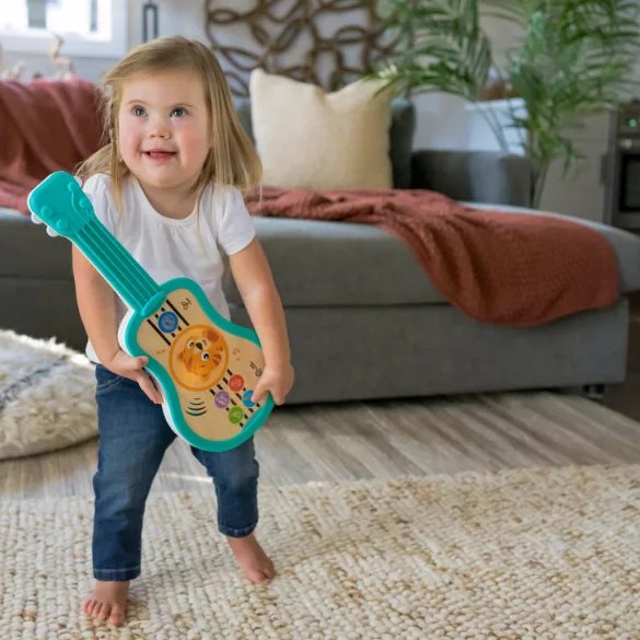 Baby Einstein Hudobná drevená ukulele Magic Touch HAPE – od 6 mesiacov