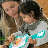 Baby Einstein Hudobná drevená ukulele Magic Touch HAPE – od 6 mesiacov
