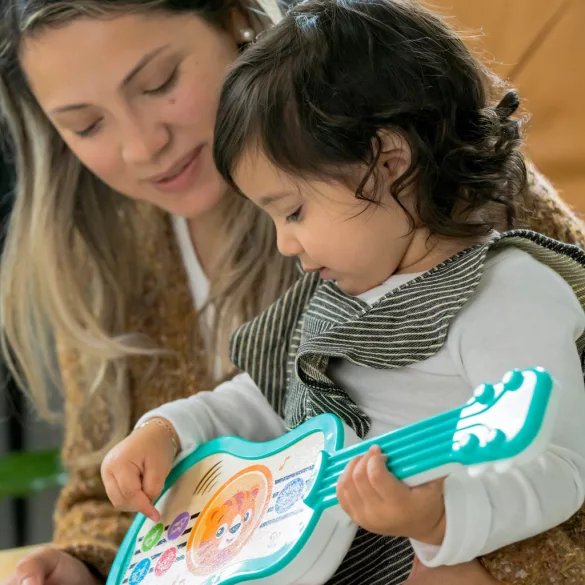 Baby Einstein Hudobná drevená ukulele Magic Touch HAPE – od 6 mesiacov