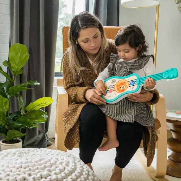 Baby Einstein Hudobná drevená ukulele Magic Touch HAPE – od 6 mesiacov