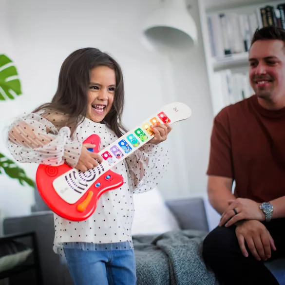 Baby Einstein Drevená hudobná hračka gitara Together in Tune Guitar™ Connected Magic Touch™ HAPE - 6 mesiacov+