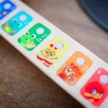 Baby Einstein Drevená hudobná hračka gitara Together in Tune Guitar™ Connected Magic Touch™ HAPE - 6 mesiacov+
