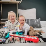 Baby Einstein Drevená hudobná hračka gitara Together in Tune Guitar™ Connected Magic Touch™ HAPE - 6 mesiacov+