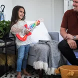 Baby Einstein Drevená hudobná hračka gitara Together in Tune Guitar™ Connected Magic Touch™ HAPE - 6 mesiacov+
