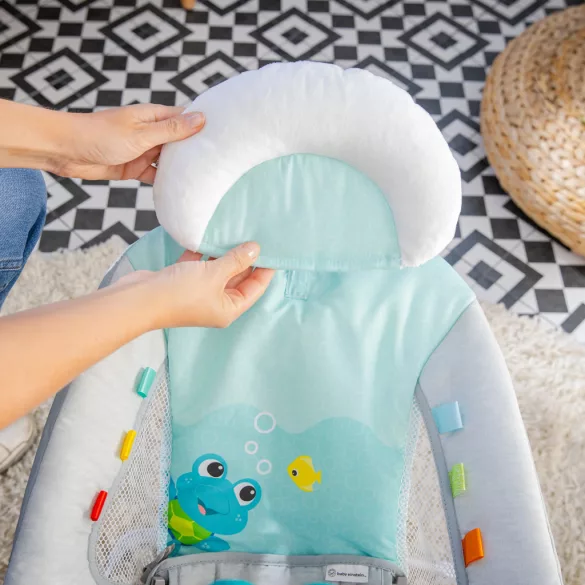 Baby Einstein Hudobné vibračné kresielko so svetielkami Kick to It Neptune do 9 kg