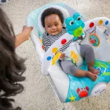 Baby Einstein Hudobné vibračné kresielko so svetielkami Kick to It Neptune do 9 kg
