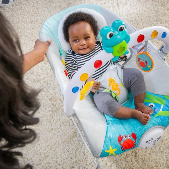 Baby Einstein Hudobné vibračné kresielko so svetielkami Kick to It Neptune do 9 kg