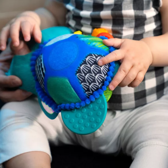 Baby Einstein Aktívna hračka s korytnačkou na C-krúžku Neptune’s Sensory Sidekick™, od 0 mesiacov