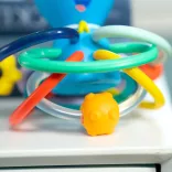 Baby Einstein hryzačka/chrastítko Opus’s Shake & Soothe™, od 0 mesiacov