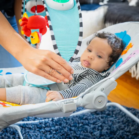 Baby Einstein Hudobné vibračné kresielko Kick to It Opus do 18 kg
