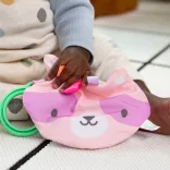 INGENUITY Crinklet™ senzorická hračka C krúžok medvedík Deni 0m+