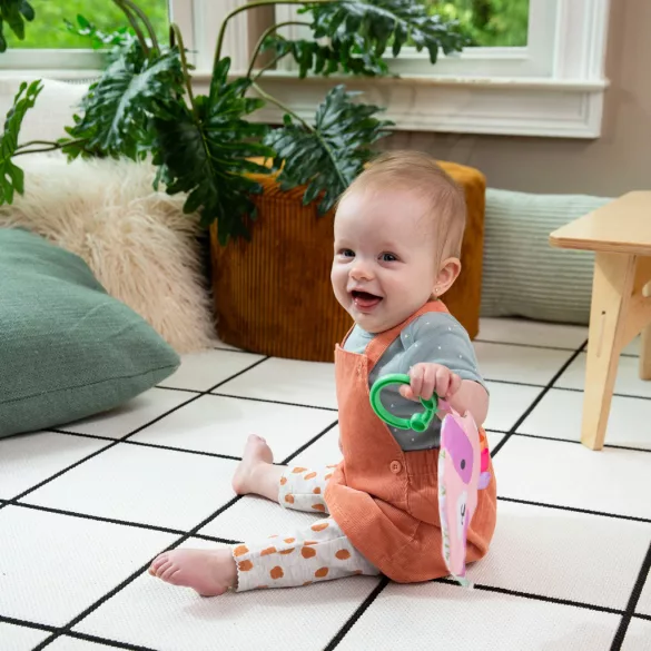 INGENUITY Crinklet™ senzorická hračka C krúžok medvedík Deni 0m+