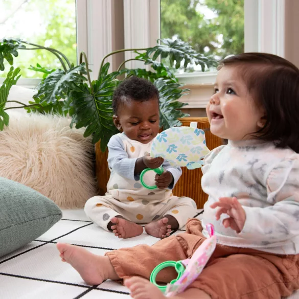 INGENUITY Crinklet™ senzorická hračka C krúžok medvedík Deni 0m+