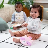 INGENUITY Crinklet™ senzorická hračka C krúžok medvedík Deni 0m+