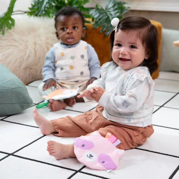 INGENUITY Crinklet™ senzorická hračka C krúžok medvedík Deni 0m+