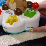 Baby Einstein Hudobná rozvojová hračka Drum & Learn Dean™ – od 6 mesiacov