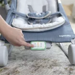 INGENUITY Vibračné masážne kreslo s melódiami, Happy Belly™, Rock-to-Bounce, Chambray, od 0 mesiacov, do 9 kg