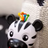 Baby Einstein Hryzátko s hrkálkou zebra Zen™ Shake-a-Shape bez BPA - 0 mesiacov+