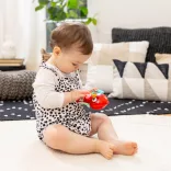 Baby Einstein Hudobná senzorická hračka Roxy's Bright Flight™ – od 3 mesiacov