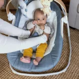 INGENUITY Hojdačka s hudbou 0 mesiacov+, do 9 kg – Chambray