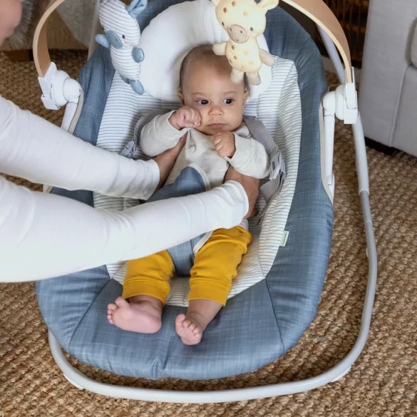 INGENUITY Hojdačka s hudbou 0 mesiacov+, do 9 kg – Chambray