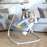 INGENUITY Hojdačka s hudbou 0 mesiacov+, do 9 kg – Chambray
