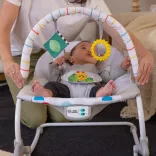Baby Einstein Hudobné vibračné kresielko Dean's Discovery Spot™ od 0 mesiacov do 9 kg