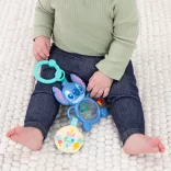 Bright Starts Hračka na krúžku C so senzormi Stitch Tummy Tumble™ 0m+