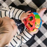Baby Einstein žuvacia loptička Bendy Ball™, od 3 mesiacov