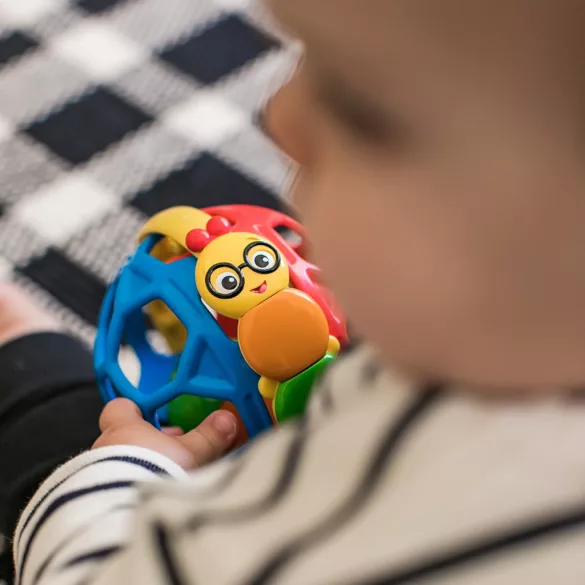 Baby Einstein žuvacia loptička Bendy Ball™, od 3 mesiacov