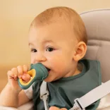 Petite&Mars Silikónová cumlík na ovocie Fruzi Rose&Sand 6 mesiacov+