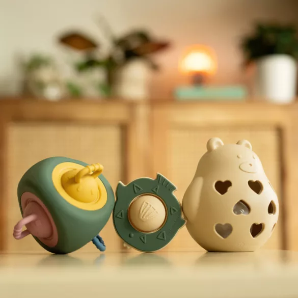 Petite&Mars Silikónová hračka s rolničkou Bear Basil Misty Green 0m+
