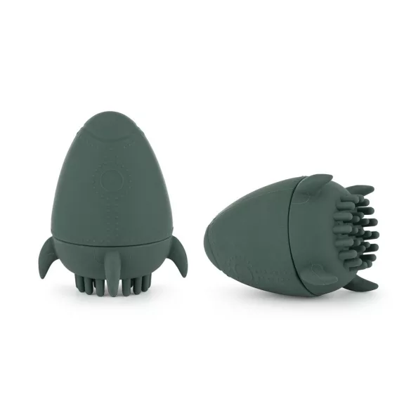 Petite&Mars Silikónová kúpeľová hračka s kefkou Splashy Rocket Misty Green 6m+
