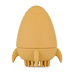   Petite&Mars Silikónová kúpeľová hračka s kefkou Splashy Rocket Intense Ochre 6m+