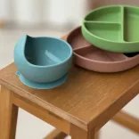Petite&Mars Silikónová miska s prísavkou Take&Match Bitter Cocoa 6m+